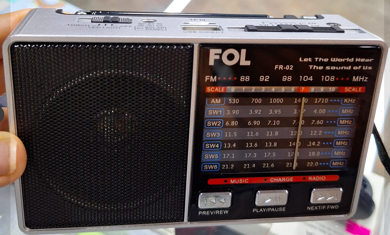 📻 Radio Portátil FOL FR-02 – AM/FM/SW con Bluetooth Y Linterna